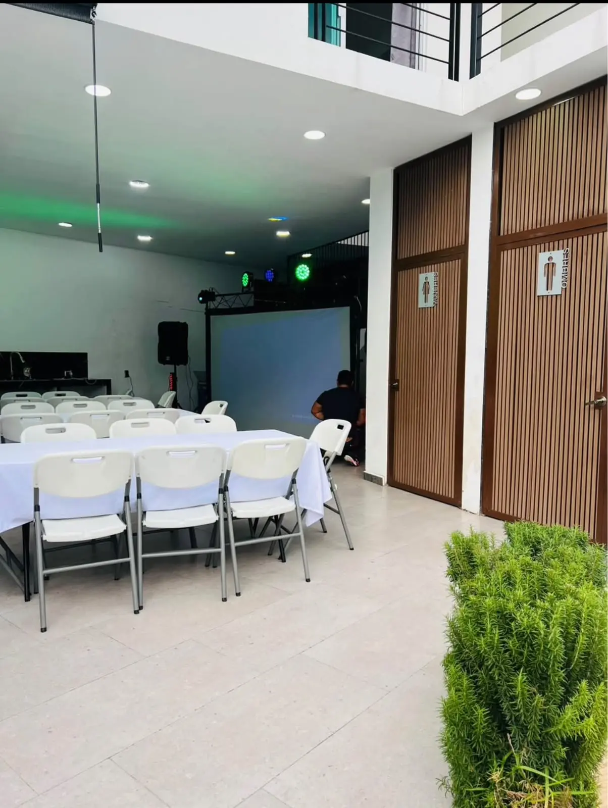 Área interior con mobiliario y pantalla